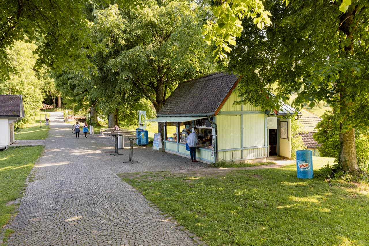 Milch Hüsli am Pool
